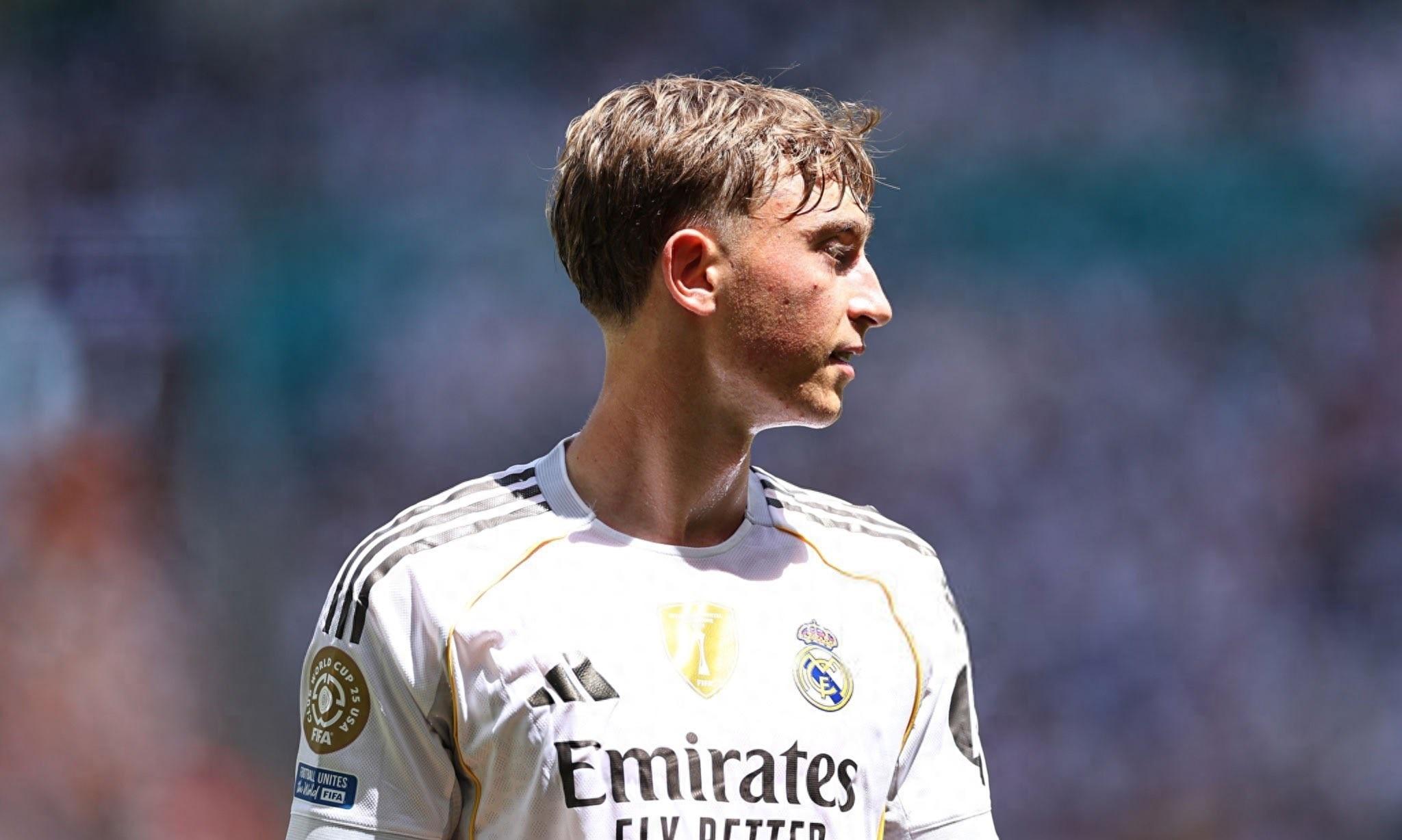 今夜西甲传出新动向；费耶诺德止住颓势；管理层表态：悬念犹存；资深球员宣示担当的简单介绍