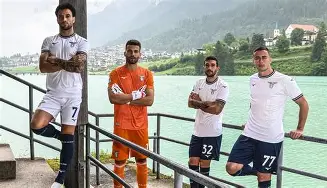 今天我们隆重集会欢迎残奥运健将凯旋