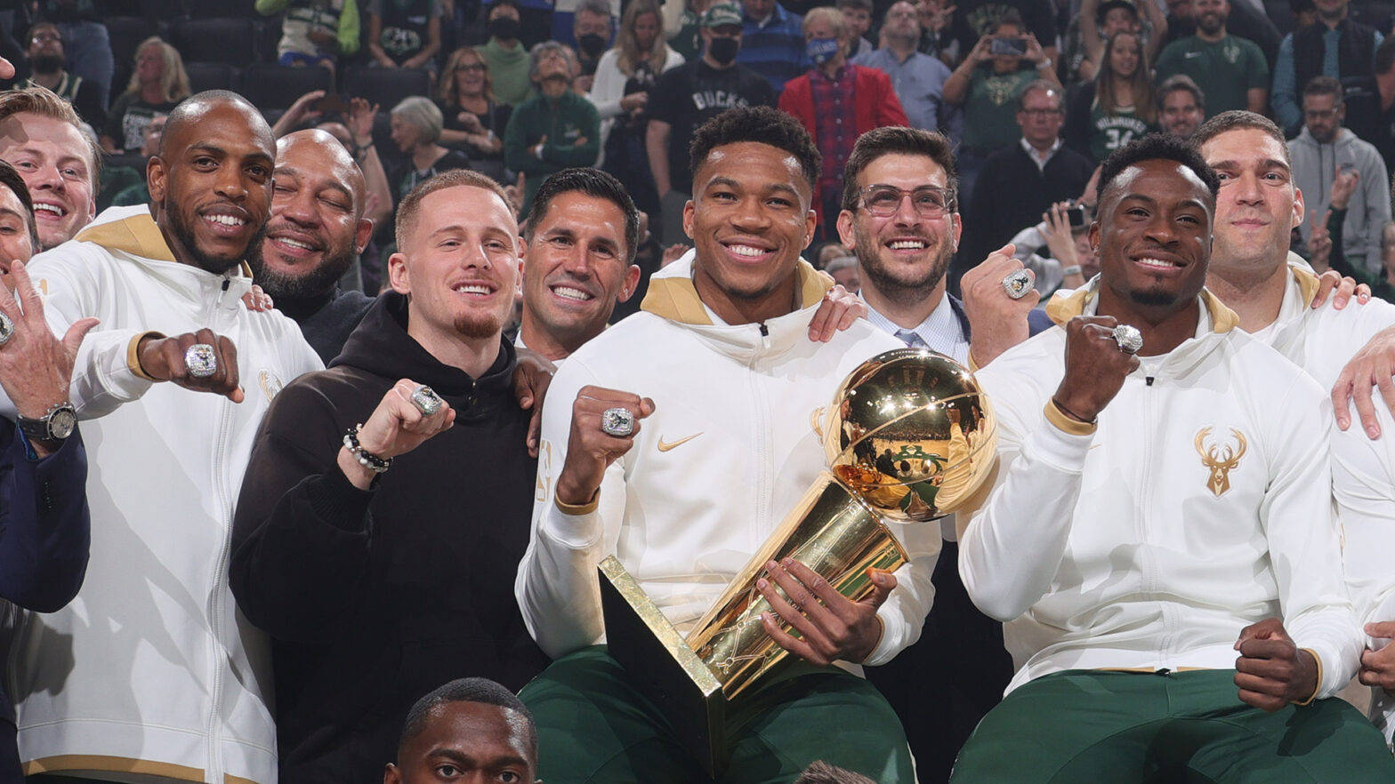 国际比赛日密尔沃基雄鹿备战足总杯，主帅复盘细节曝光，底气十足，资深球员宣示担当的简单介绍