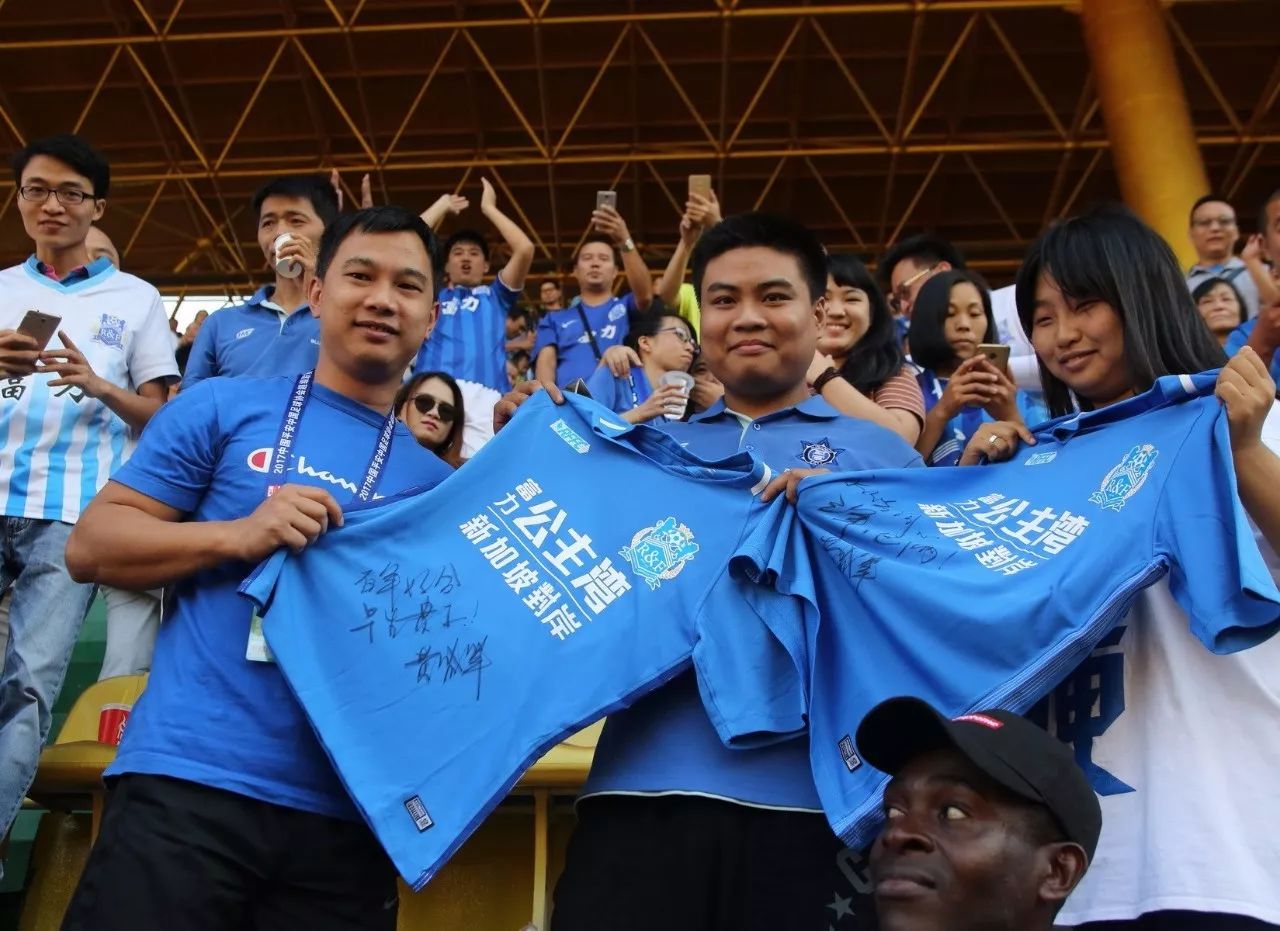 武汉三镇训练开放日，集结日门线救险引欢呼，亚冠在即，资深球员宣示担当的简单介绍